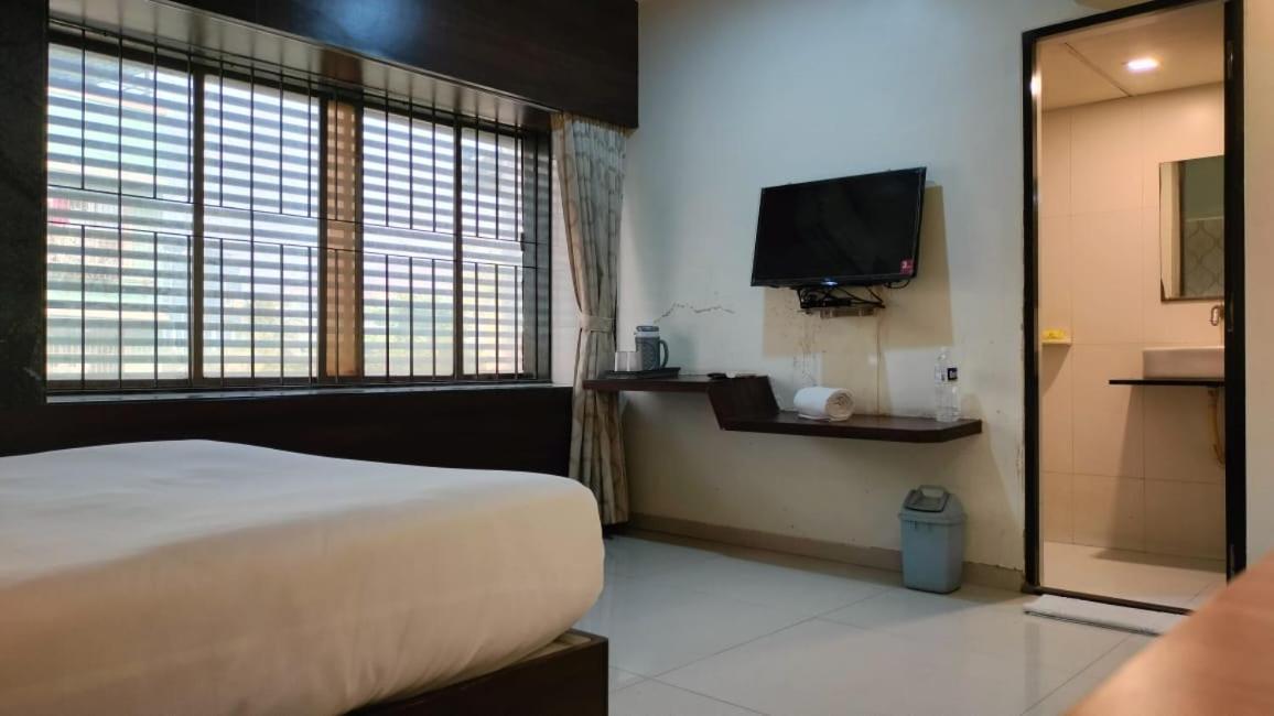 Hotel Sai Nidhi Supreme Navi Mumbai Exterior foto