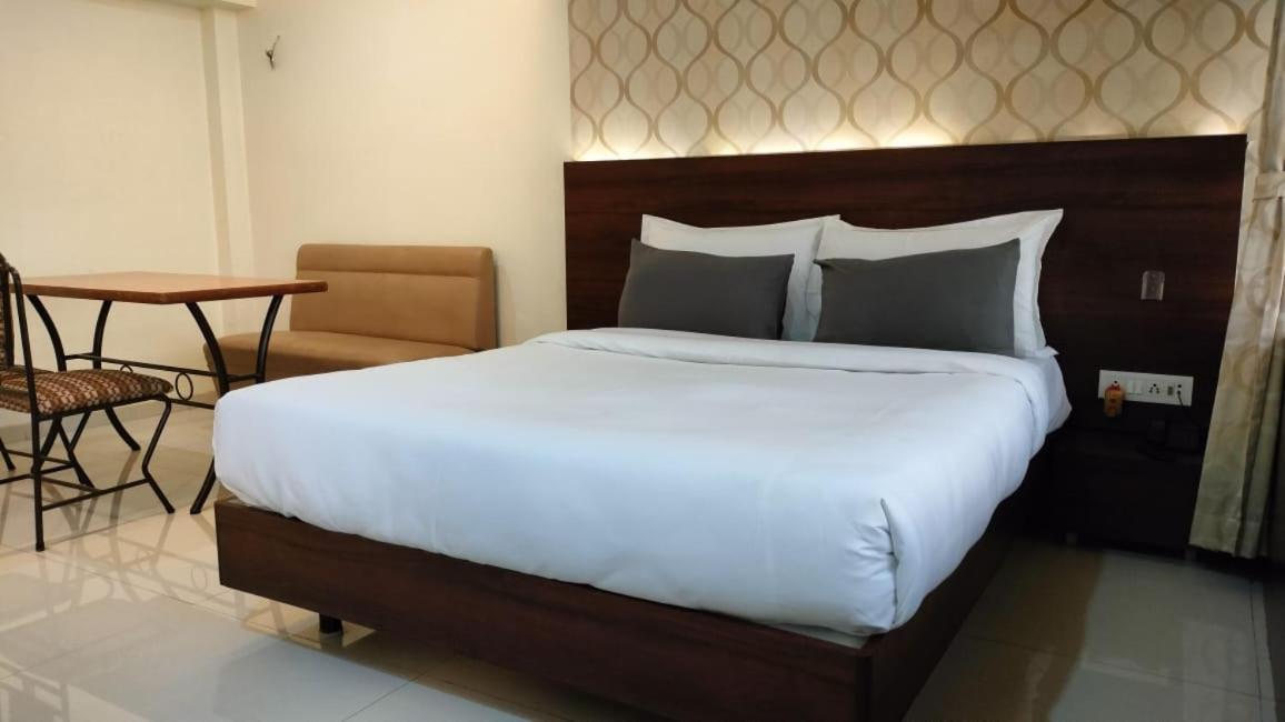 Hotel Sai Nidhi Supreme Navi Mumbai Exterior foto