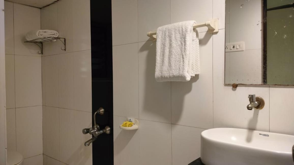 Hotel Sai Nidhi Supreme Navi Mumbai Exterior foto